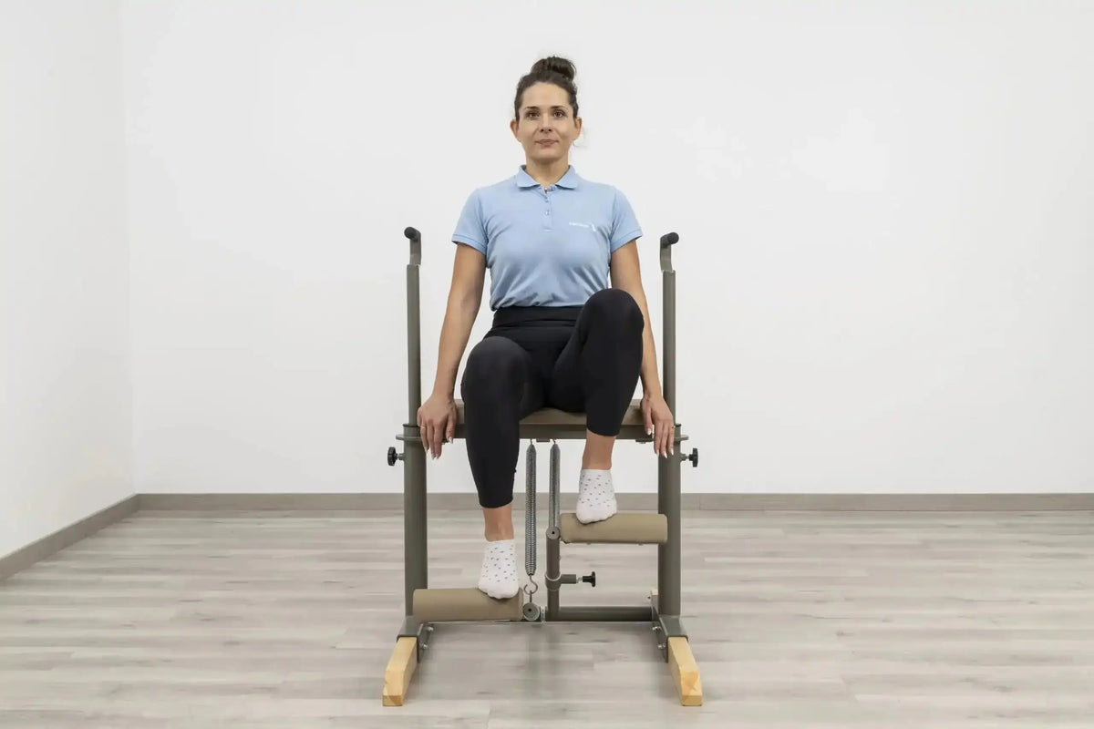 Hegren TALMA 62CH Pilates Chair – Frau sitzt auf dem Chair und tritt die Pedale