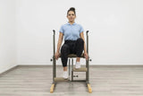 Hegren TALMA 62CH Pilates Chair – Frau sitzt auf dem Chair und tritt die Pedale