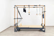 Hegren TALMA 62CR Cadillac Reformer mit Holzrahmen, Seitenansicht in hellem Raum