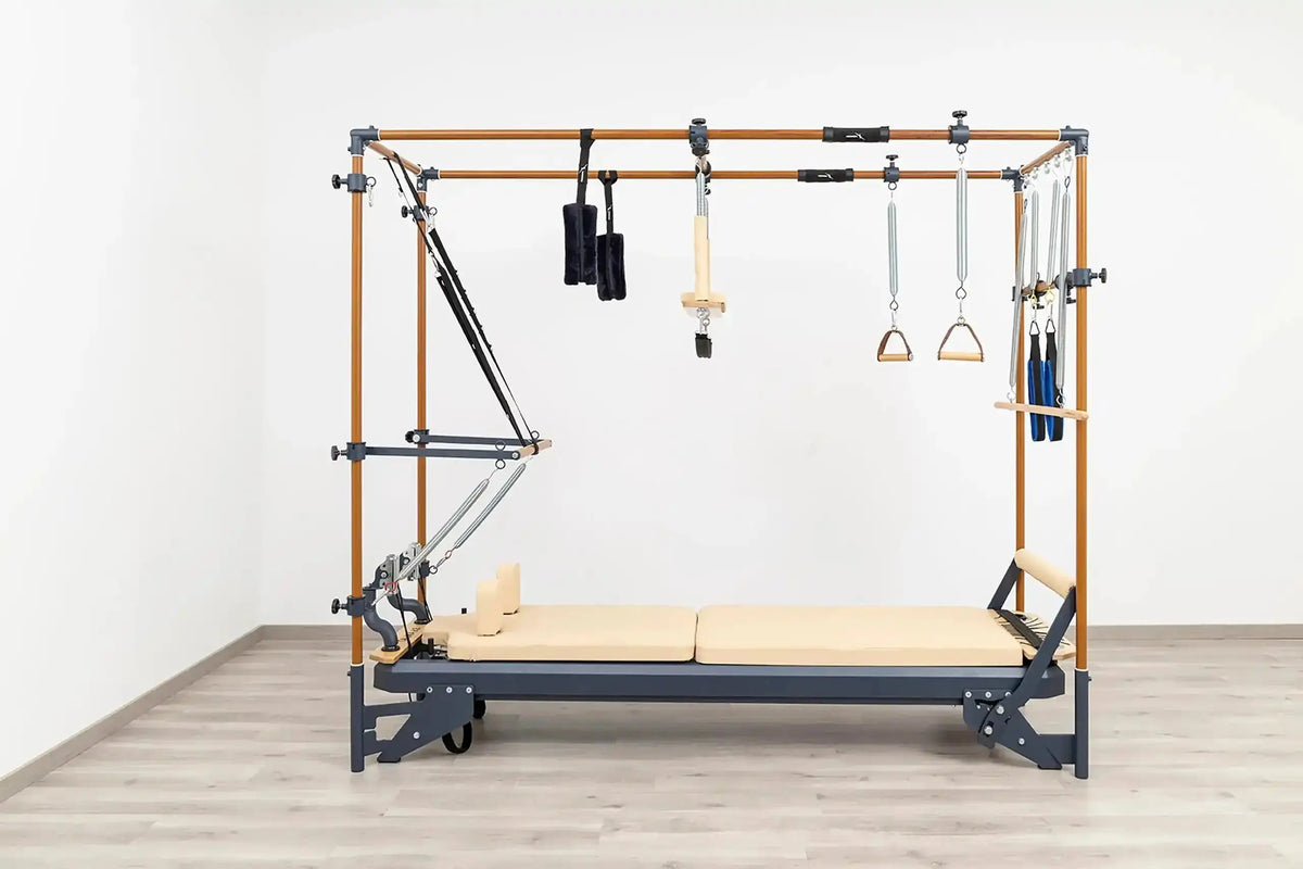 Hegren TALMA 62CR Cadillac Reformer mit Holzrahmen, Seitenansicht in hellem Raum