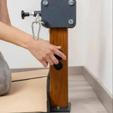 Hegren TALMA 62CT Convertible Tower: Detail des Karabiners an der Aufnahme am Holzpfosten