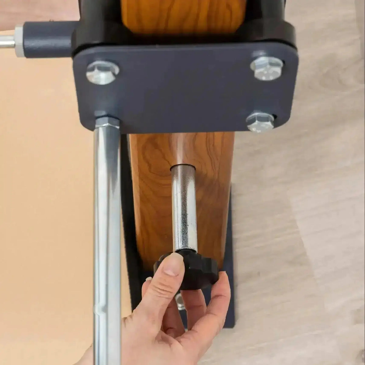 Hegren TALMA 62CT Convertible Tower: Detail der Verriegelung am Holzpfosten