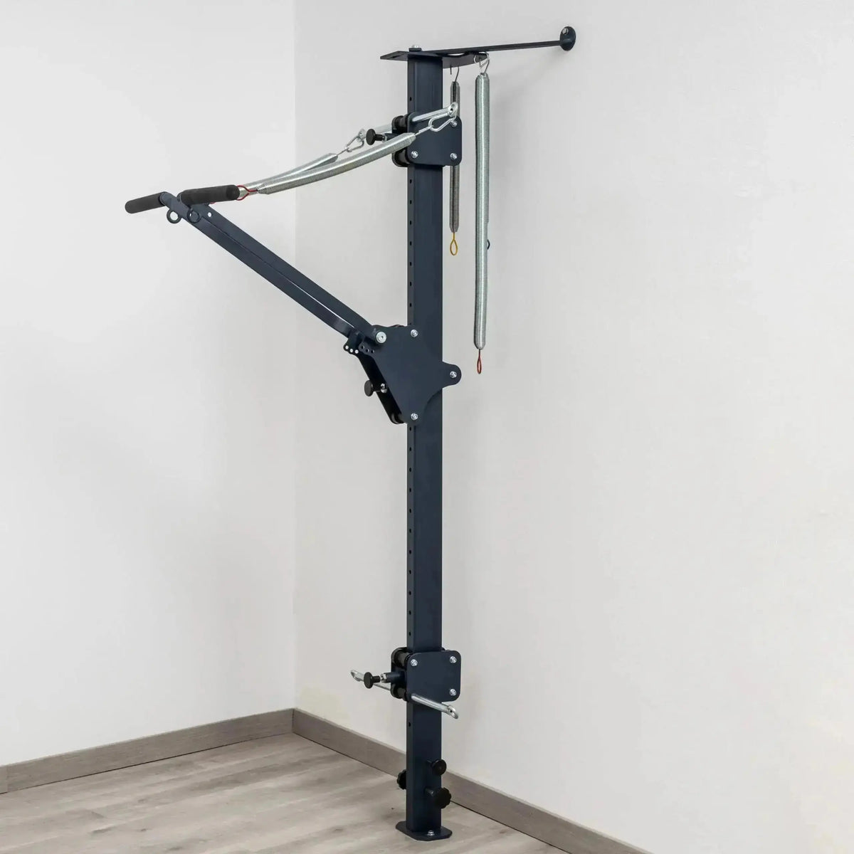 Hegren TALMA 62CT Convertible Tower: Seitenansicht des montierten Towers mit Federn und Stangen