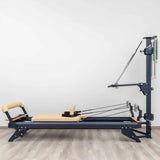 Hegren TALMA 62CT+ Reformer mit Tower, Seitenansicht mit Tower-Arm und Seilen im hellen Studio