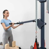 Hegren TALMA 62CT+ Reformer mit Tower, Frau im Stand mit der Stange am Tower, Nahaufnahme