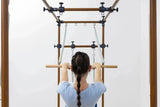 Hegren TALMA TRC Cadillac Trapeze, Rückansicht einer Frau an der Push-Through-Stange
