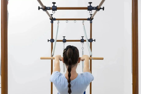 Hegren TALMA TRC Cadillac Trapeze, Rückansicht einer Frau an der Push-Through-Stange