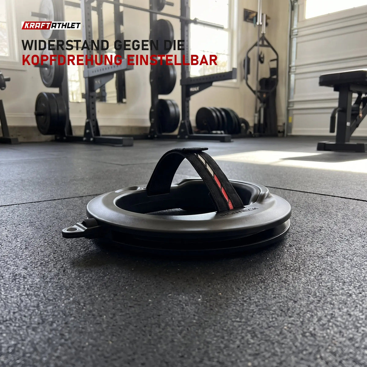 Iron Neck 3.0 Pro Nackentrainer in einem Home-Gym in der Garage