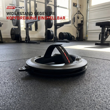 Iron Neck 3.0 Pro Nackentrainer in einem Home-Gym in der Garage
