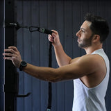 Iron Neck Harness Kit Heavy Zubehör-Set: Mann hängt das Widerstandsband mit Karabiner am Rack ein, Seitenansicht