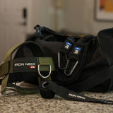 Iron Neck Harness Kit Medium Zubehör-Set: Kopfgeschirr, Bänder und Tasche auf einem Tisch, Detailansicht