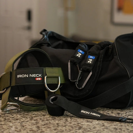 Iron Neck Harness Kit Medium Zubehör-Set: Kopfgeschirr, Bänder und Tasche auf einem Tisch, Detailansicht