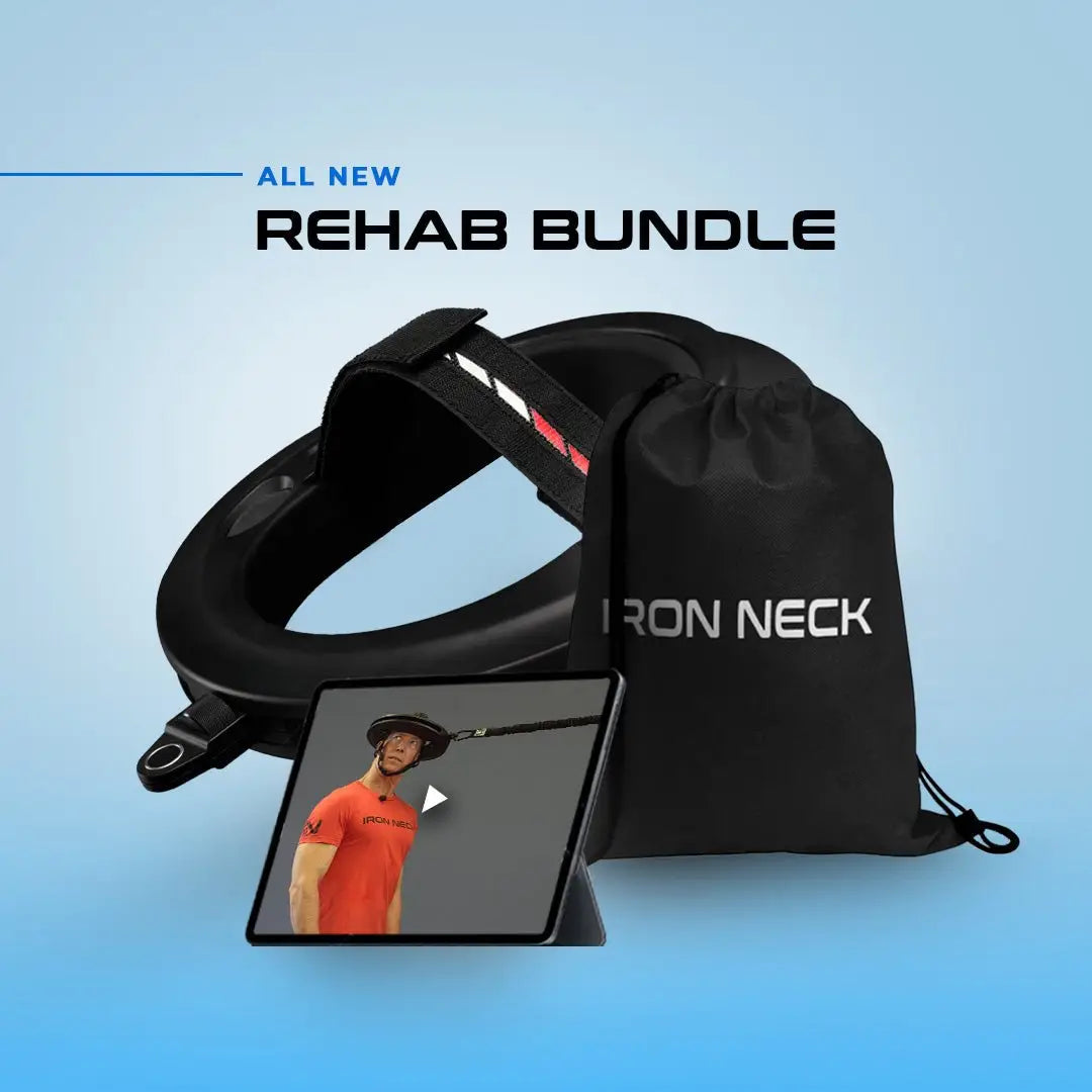 Iron Neck Prehab Bundle Nackentrainer-Set mit Tasche und Tablet auf blauem Hintergrund