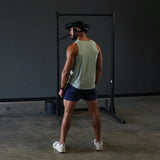 Rückansicht: Sportler trainiert mit dem Iron Neck Strength Kit Band-Set an einem Rack im Home-Gym