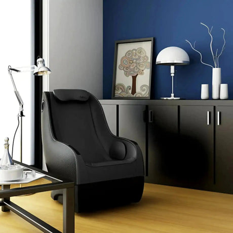 NAIPO Model A SpaceSaver A150 Massagesessel vor blauer Wand neben Sideboard und Lampe