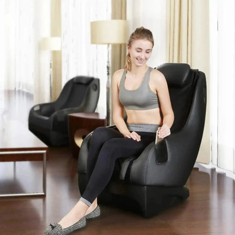 NAIPO Model A SpaceSaver A150 Massagesessel, Frau sitzt lächelnd im Sessel, zweiter Sessel dahinter