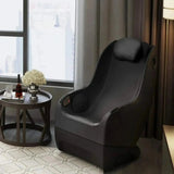 NAIPO Model A SpaceSaver A150 Massagesessel in einem Wohnzimmer neben einem Beistelltisch