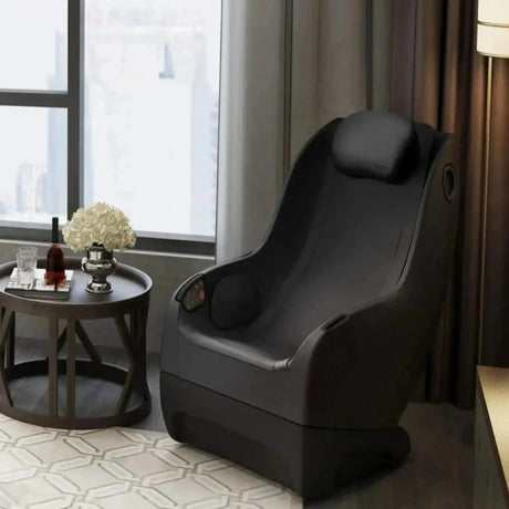 NAIPO Model A SpaceSaver A150 Massagesessel in einem Wohnzimmer neben einem Beistelltisch