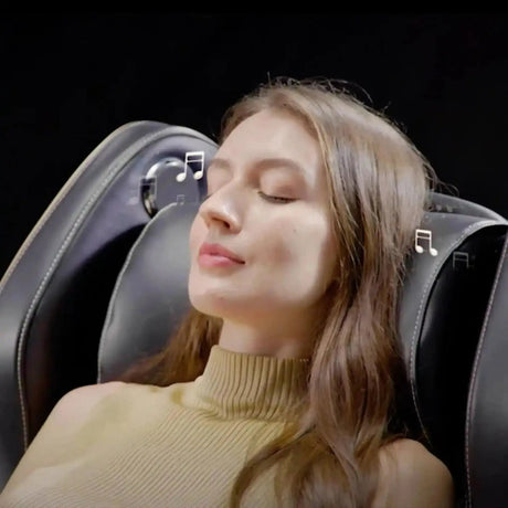 NAIPO Model U ClassicSwing 1900 Massagesessel – Detail der Kopfstütze mit angelehnter Frau