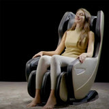 NAIPO Model U ClassicSwing 1900 Massagesessel – Frau sitzt entspannt im Sessel vor dunklem Hintergrund