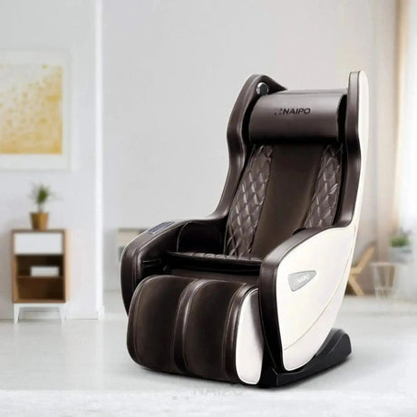 NAIPO Model U ClassicSwing 1900 Massagesessel in Weiß-Braun, Schrägansicht im Wohnzimmer