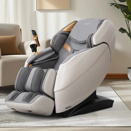 NAIPO R50 Massagesessel in Grau, Schrägansicht im hellen Wohnzimmer neben einer Zimmerpflanze