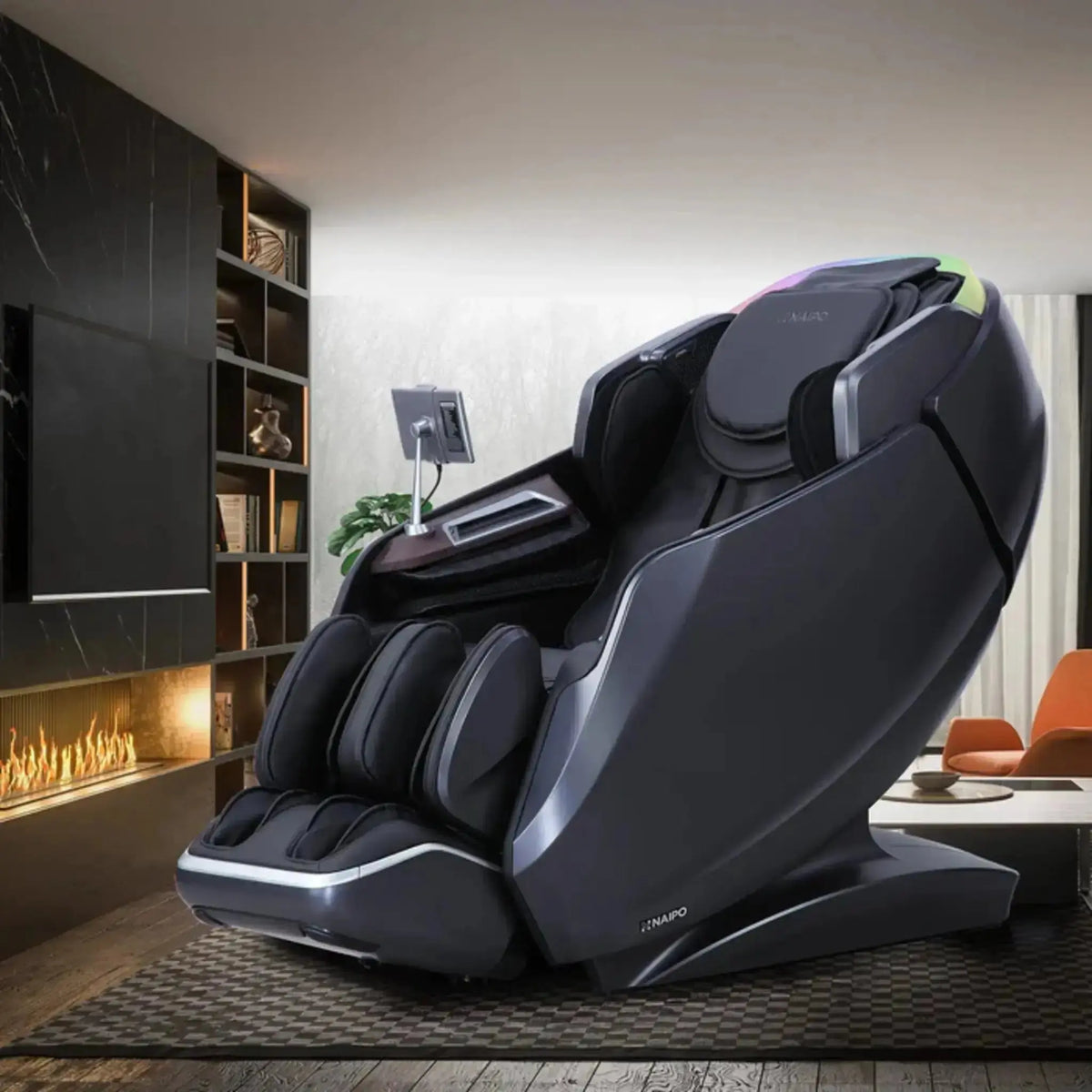 NAIPO S61 4D Massagesessel in Schwarz in einem Wohnzimmer mit Kamin und Bücherregal