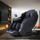 NAIPO S61 4D Massagesessel in Schwarz in einem Wohnzimmer mit Kamin und Bücherregal