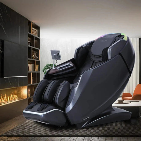NAIPO S61 4D Massagesessel in Schwarz in einem Wohnzimmer mit Kamin und Bücherregal