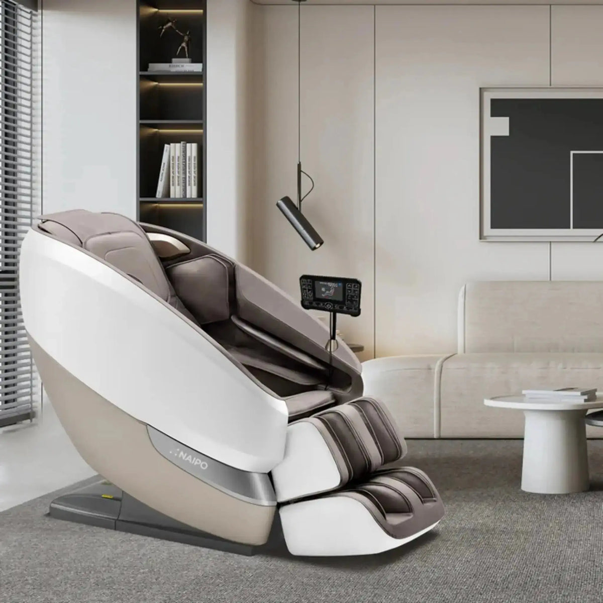 NAIPO Tai Chi Flow P50 Massagesessel im Wohnzimmer, Schrägansicht in liegender Position neben Sofa