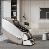 NAIPO Tai Chi Flow P50 Massagesessel im Wohnzimmer, Schrägansicht in liegender Position neben Sofa