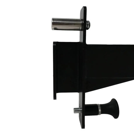 Force USA Lateral Row Seat angebracht an einem G12 All-In-One Trainer für Ruderübungen.