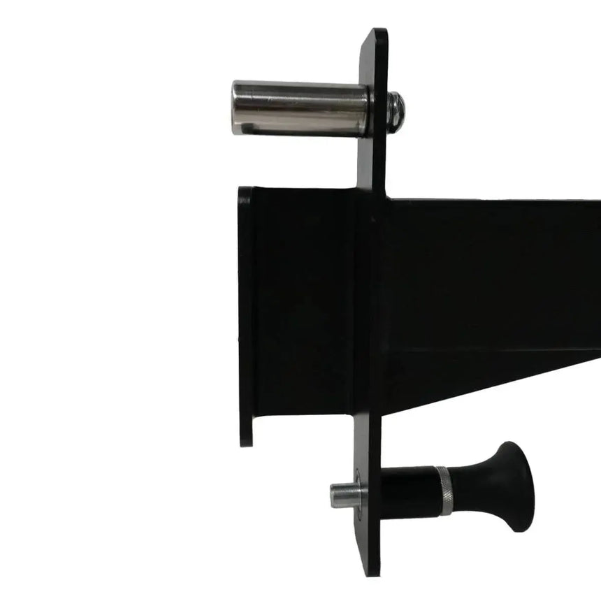Force USA Lateral Row Seat angebracht an einem G12 All-In-One Trainer für Ruderübungen.