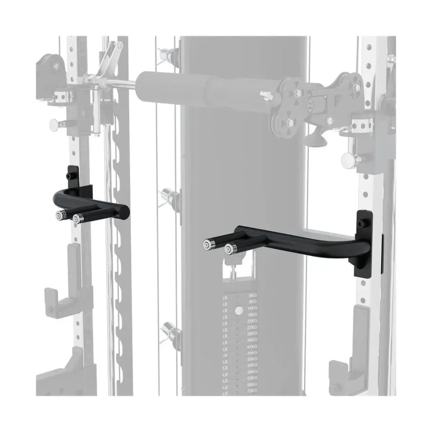  Force USA Dip-Barren angebracht an einem All-In-One Trainer für Dips.