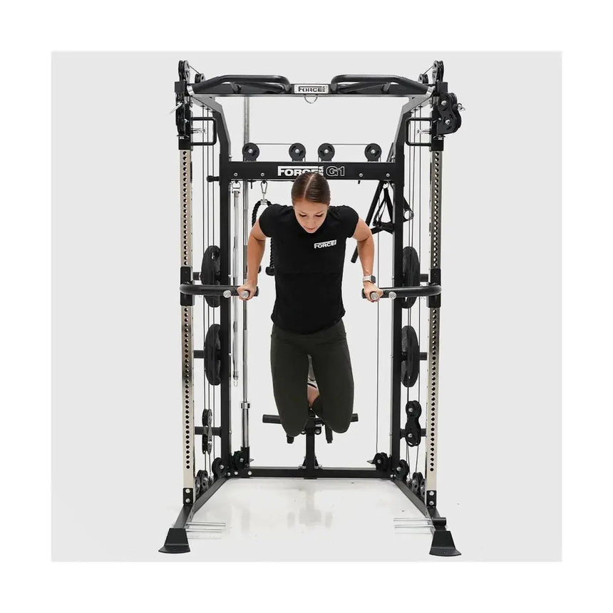  Force USA Dip-Barren angebracht an einem All-In-One Trainer für Dips.
