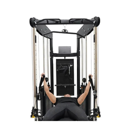  Force USA Functional Trainer mit verstellbaren Kabelzügen und robustem Rahmen für vielseitige Trainingsoptionen.