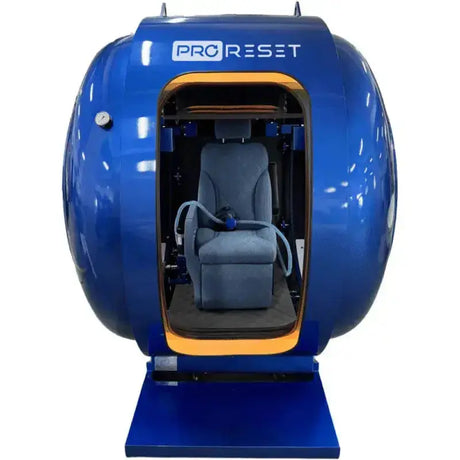 ProReset Anatolia Hyperbarkammer – Frontansicht in Blau mit offener Tür und Sitz