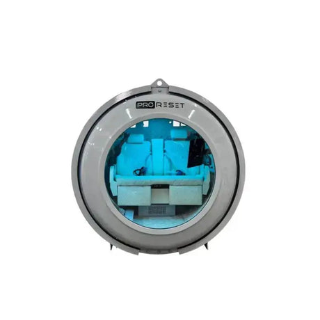 ProReset Atlantis Hyperbarkammer – Frontansicht mit runder Tür und zwei Sitzen im Innenraum