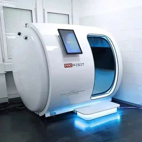 ProReset Atlantis Hyperbarkammer in Weiß mit Tablet und beleuchtetem Sockel in einem Raum