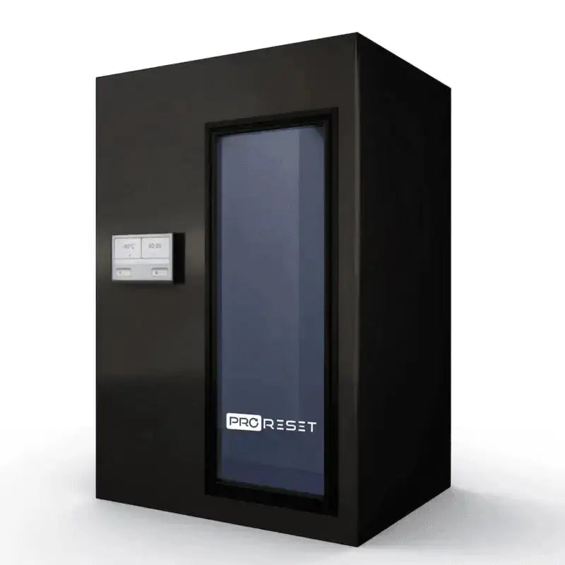 ProReset CryoPro e-Chill Elektrische Kryokammer – Schrägansicht in Schwarz mit Bedienfeld neben der Glastür