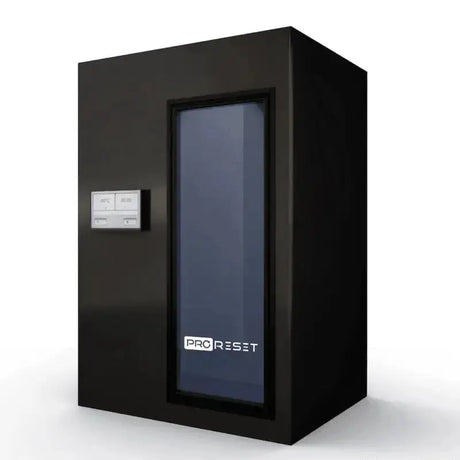 ProReset CryoPro e-Chill Elektrische Kryokammer – Schrägansicht in Schwarz mit Bedienfeld neben der Glastür