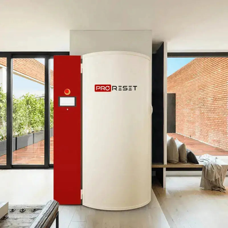 ProReset CryoPro Mini Kryosauna, im Wohnbereich vor großen Fenstern aufgestellt