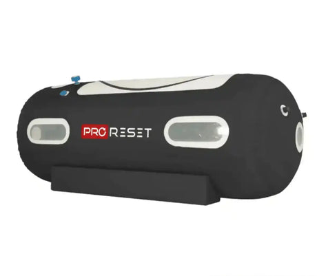 ProReset Flow 80 Softshell-Hyperbarkammer, Schrägansicht mit Logo und Fenstern auf dem Sockel