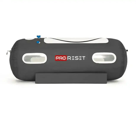ProReset Flow 80 Softshell-Hyperbarkammer, Seitenansicht mit zwei Fenstern auf dem Sockel
