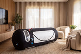 ProReset Flow 80 Softshell-Hyperbarkammer, in einem hellen Wohnraum mit Sofa aufgestellt