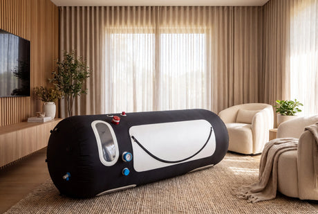 ProReset Flow 80 Softshell-Hyperbarkammer, in einem hellen Wohnraum mit Sofa aufgestellt
