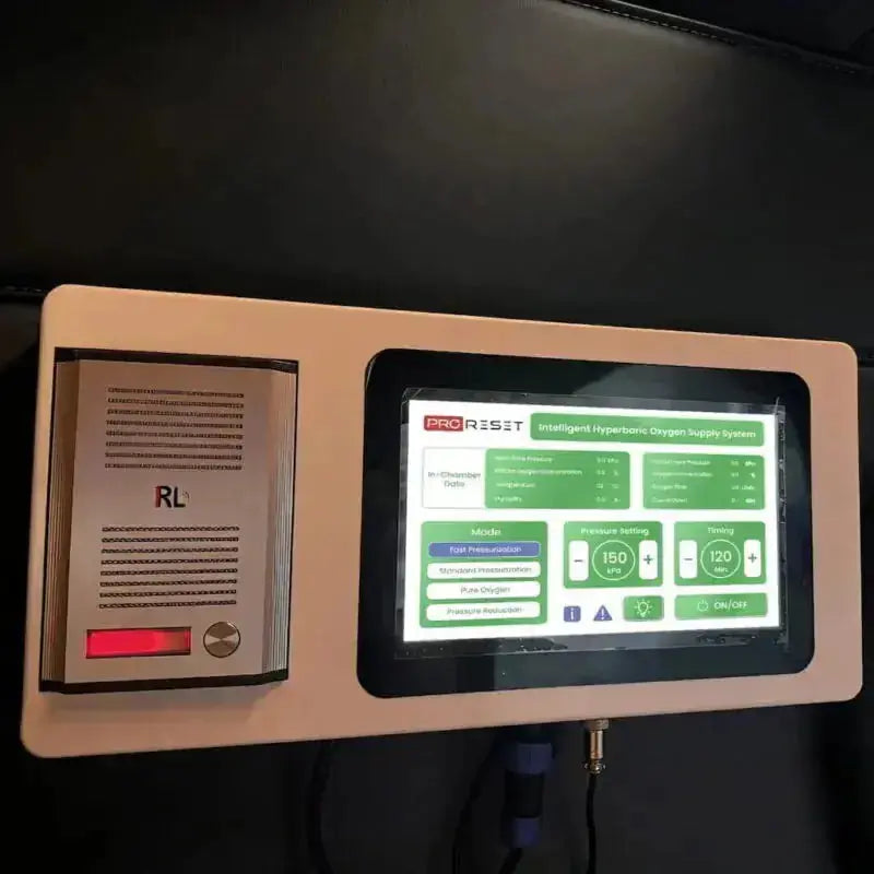 ProReset Helios Hyperbare Lounge – Detail des Bedienpanels mit Touchscreen und Lautsprecher