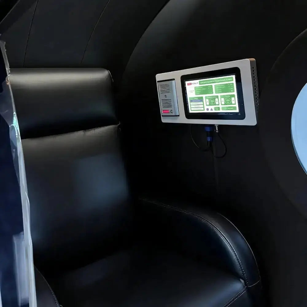 ProReset Helios Hyperbare Lounge – Innenraum mit Ledersitz und Bedienpanel an der Wand