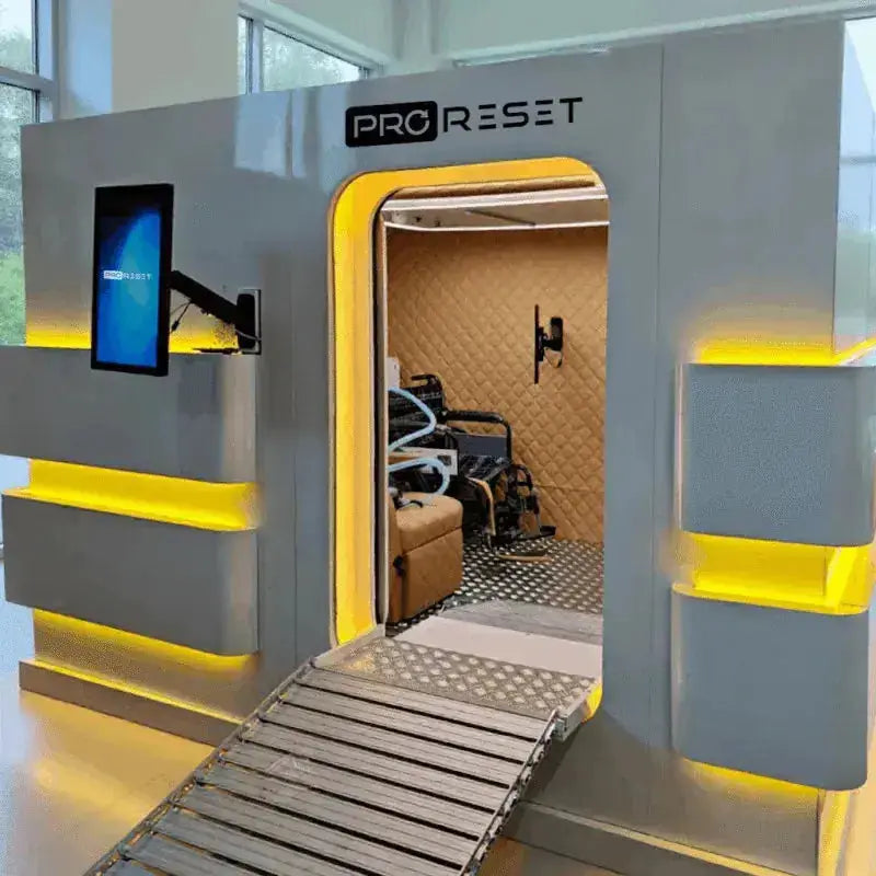 ProReset Matrix Hyperbarkammer mit gelber LED-Beleuchtung, offene Tür und Rollstuhlrampe