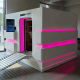 ProReset Matrix Hyperbarkammer mit pinker LED-Beleuchtung und Auffahrrampe, Schrägansicht im Raum